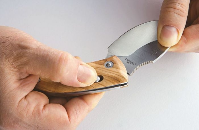 Нож складной LionSteel Skinner 8901 UL, сталь 440C Satin Finish, рукоять оливковое дерево, коричневый